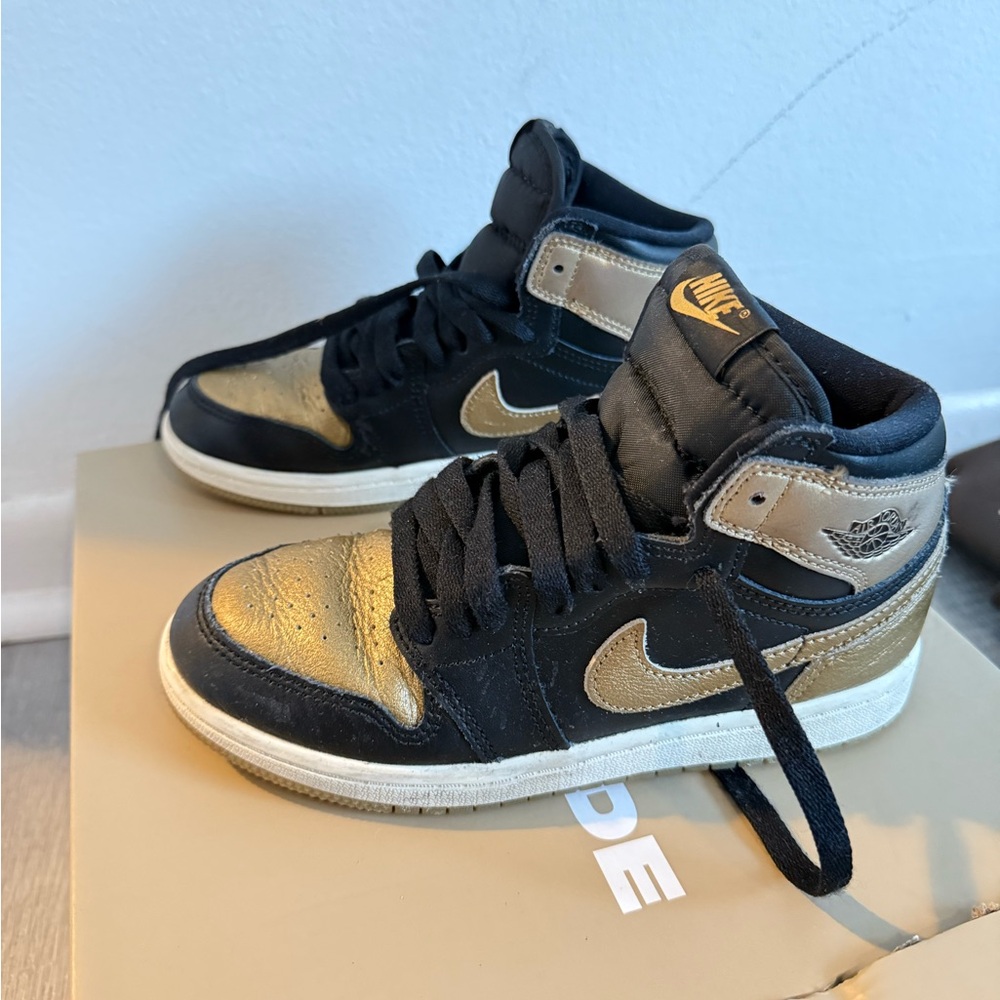 Retro jordan 1 Nike Black and Gold High-Tops